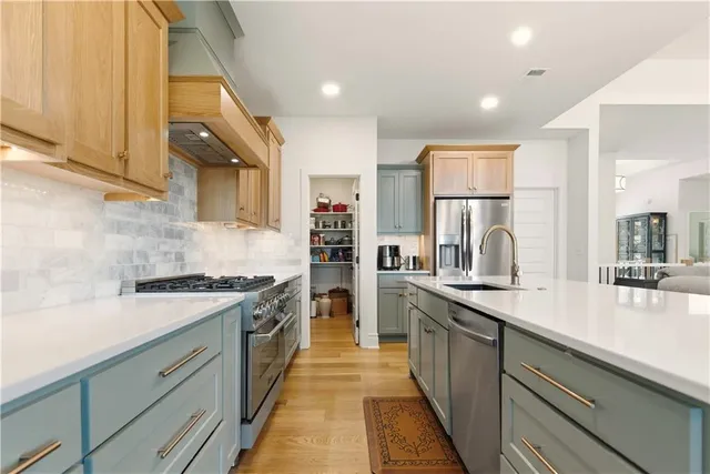 $699,900 | 1121 Southwest Brookside Court, Lee's Summit, MO 64064