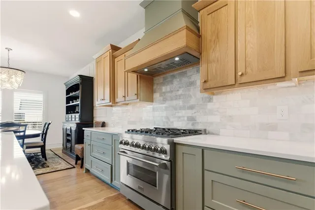 $699,900 | 1121 Southwest Brookside Court, Lee's Summit, MO 64064