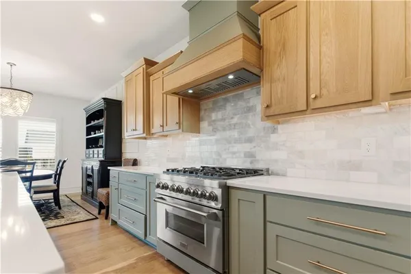 $689,900 | 1121 Southwest Brookside Court, Lee's Summit, MO 64064