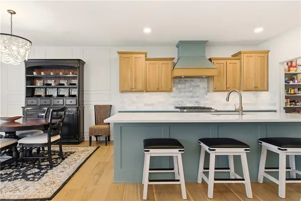 $689,900 | 1121 Southwest Brookside Court, Lee's Summit, MO 64064