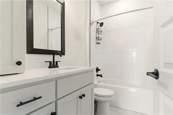 $689,900 | 1121 Southwest Brookside Court, Lee's Summit, MO 64064