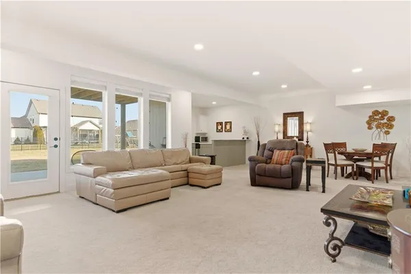 $689,900 | 1121 Southwest Brookside Court, Lee's Summit, MO 64064