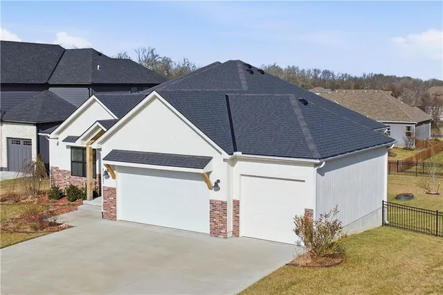 $699,900 | 1121 Southwest Brookside Court, Lee's Summit, MO 64064