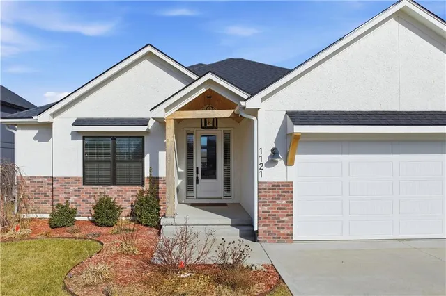 $699,900 | 1121 Southwest Brookside Court, Lee's Summit, MO 64064