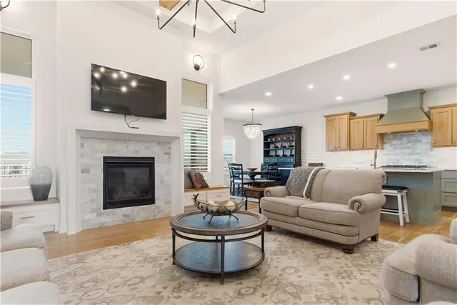 $699,900 | 1121 Southwest Brookside Court, Lee's Summit, MO 64064