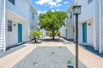 $1,400 | 928 Postoffice Street, Unit 10, Galveston, TX 77550
