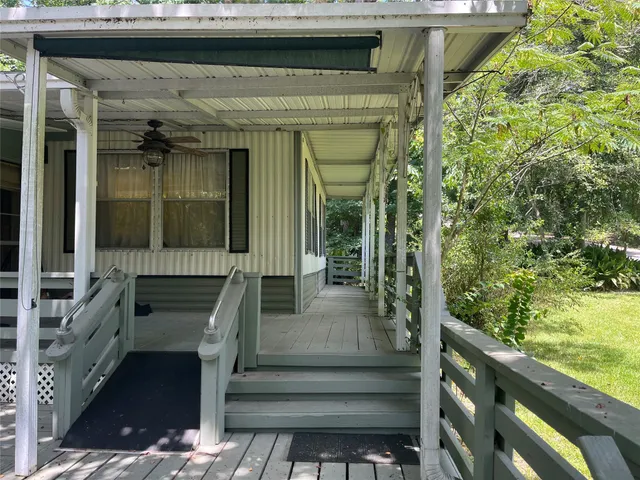 a view of entryway front of house