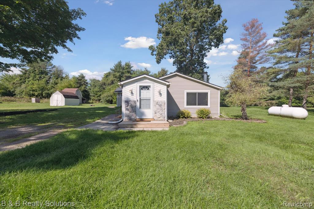 5159 Millis Road North Branch, MI 48461 - Photo 5 of 41