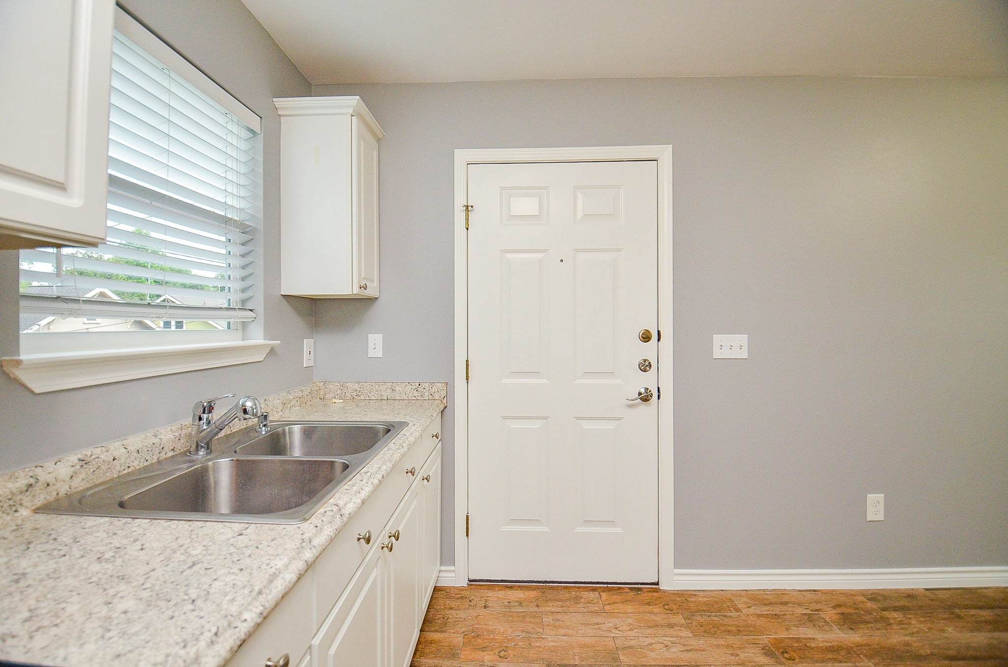 303 Vincent Street, Unit A Houston, TX 77009 - Photo 4 of 15 Kitchen and front door