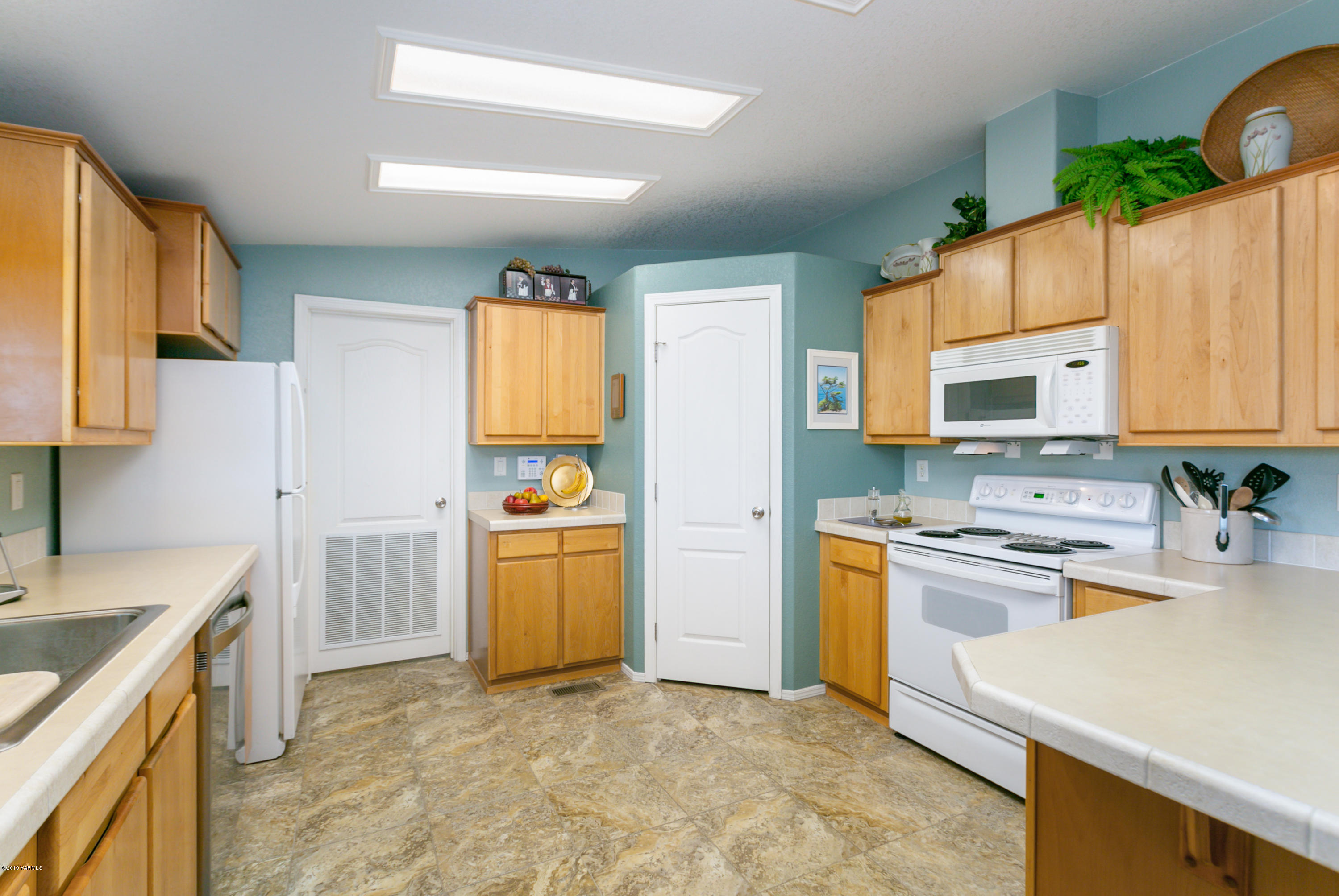 721 Division Road Zillah, WA 98953 - Photo 14 of 24 a kitchen with a stove a sink and a refrigerator