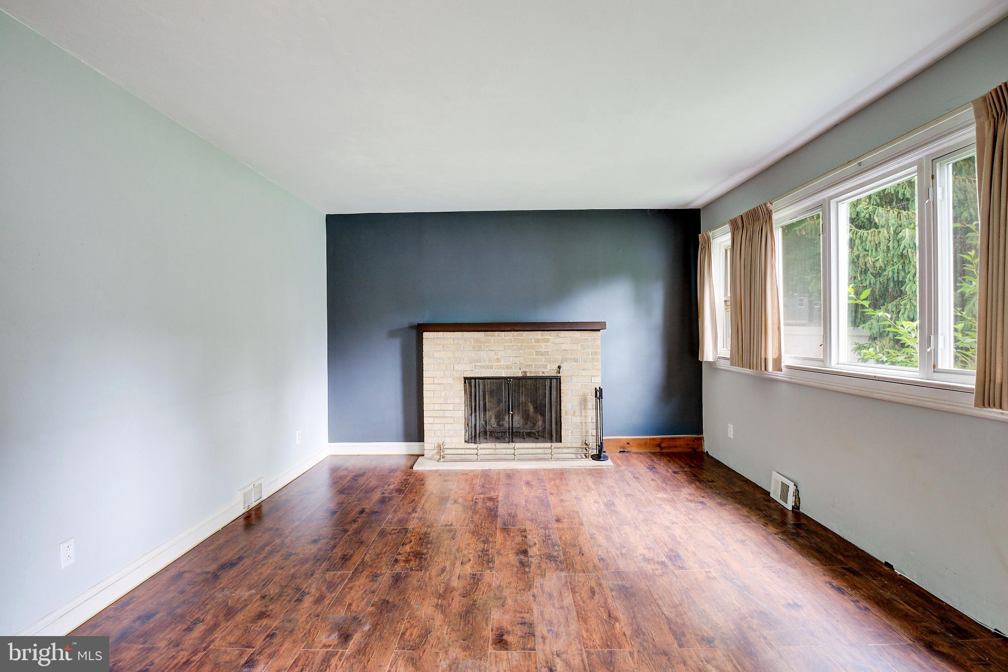 522 Sutherland Road Trenton, NJ 08618 - Photo 11 of 26 Living Room w/ Fireplace