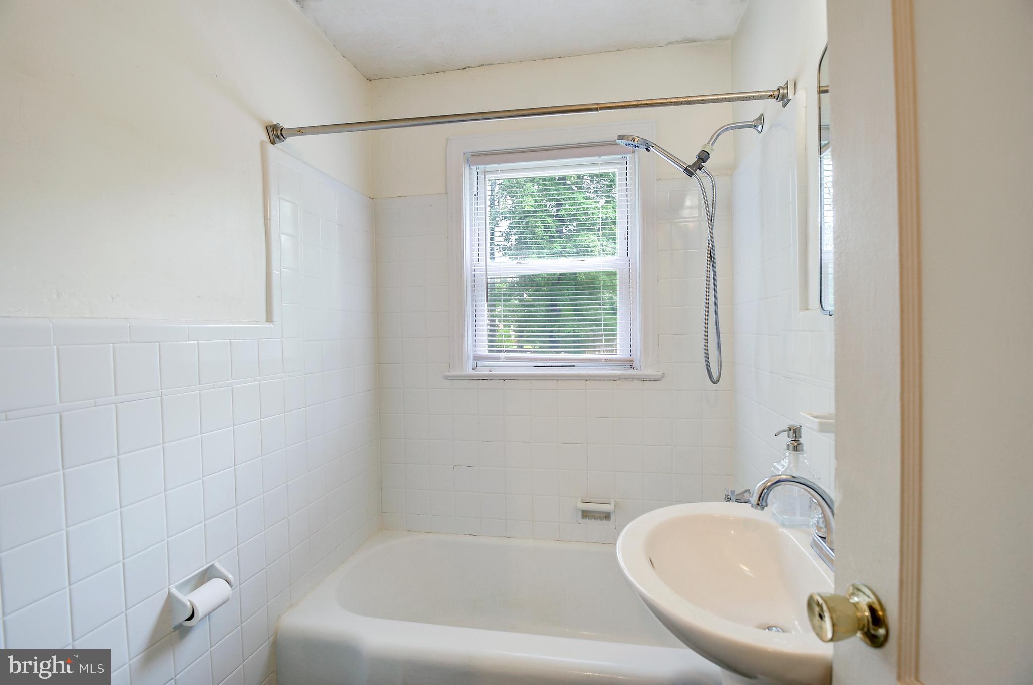 522 Sutherland Road Trenton, NJ 08618 - Photo 16 of 26 Bathroom