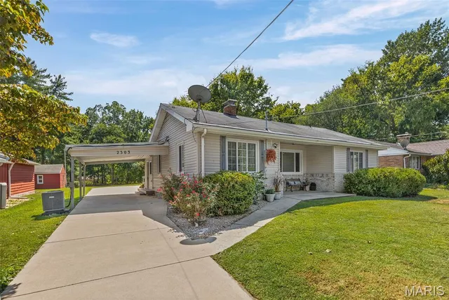 $165,000 | 2303 West Delmar Avenue, Godfrey, IL 62035