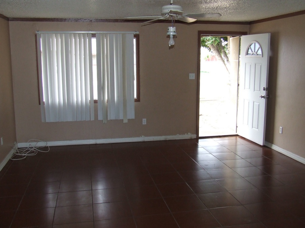 6501 West Granada Road Phoenix, AZ 85035 - Photo 5 of 9 LIVING ROOM