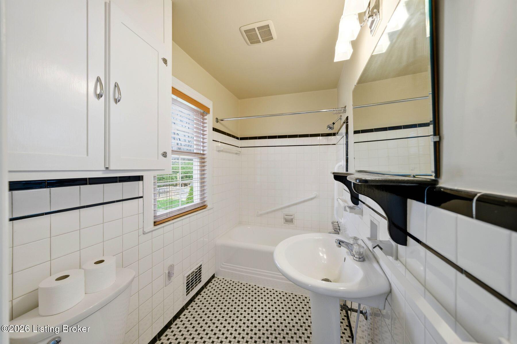 3009 Dundee Road Louisville, KY 40205 - Photo 13 of 64 Second Floor Bath