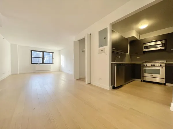 $4,095 | 222 East 39th Street, Unit 25B | Murray Hill