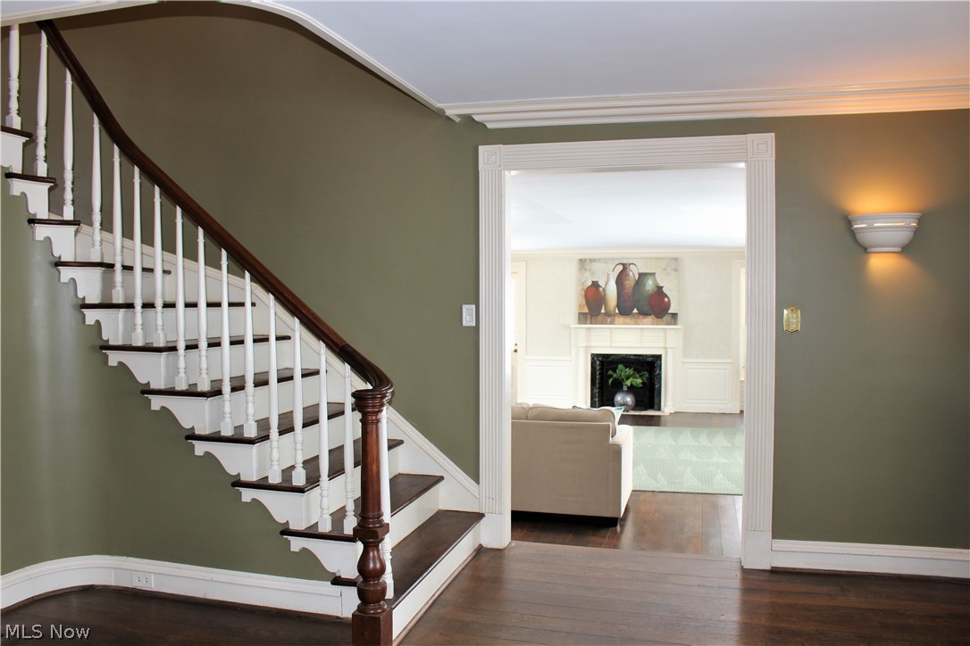 7123 Cedar Road Chesterland, OH 44026 - Photo 15 of 35 This classic Foyer has wood floors and crown molding, opens to the Great Room.