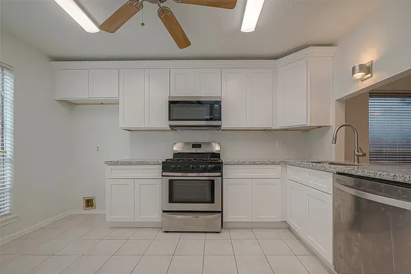 $2,000 | 4431 Duesenberg Drive, Pearland, TX 77584
