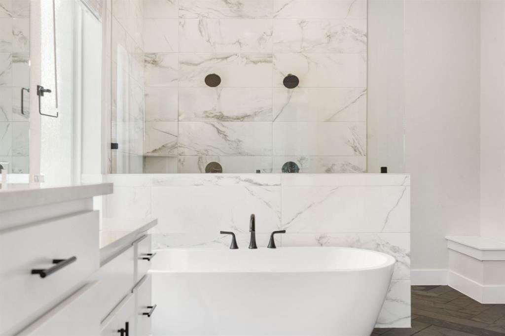 504 Tomichi Trail Austin, TX 78738 - Photo 25 of 36 a bathroom with a bathtub and a sink