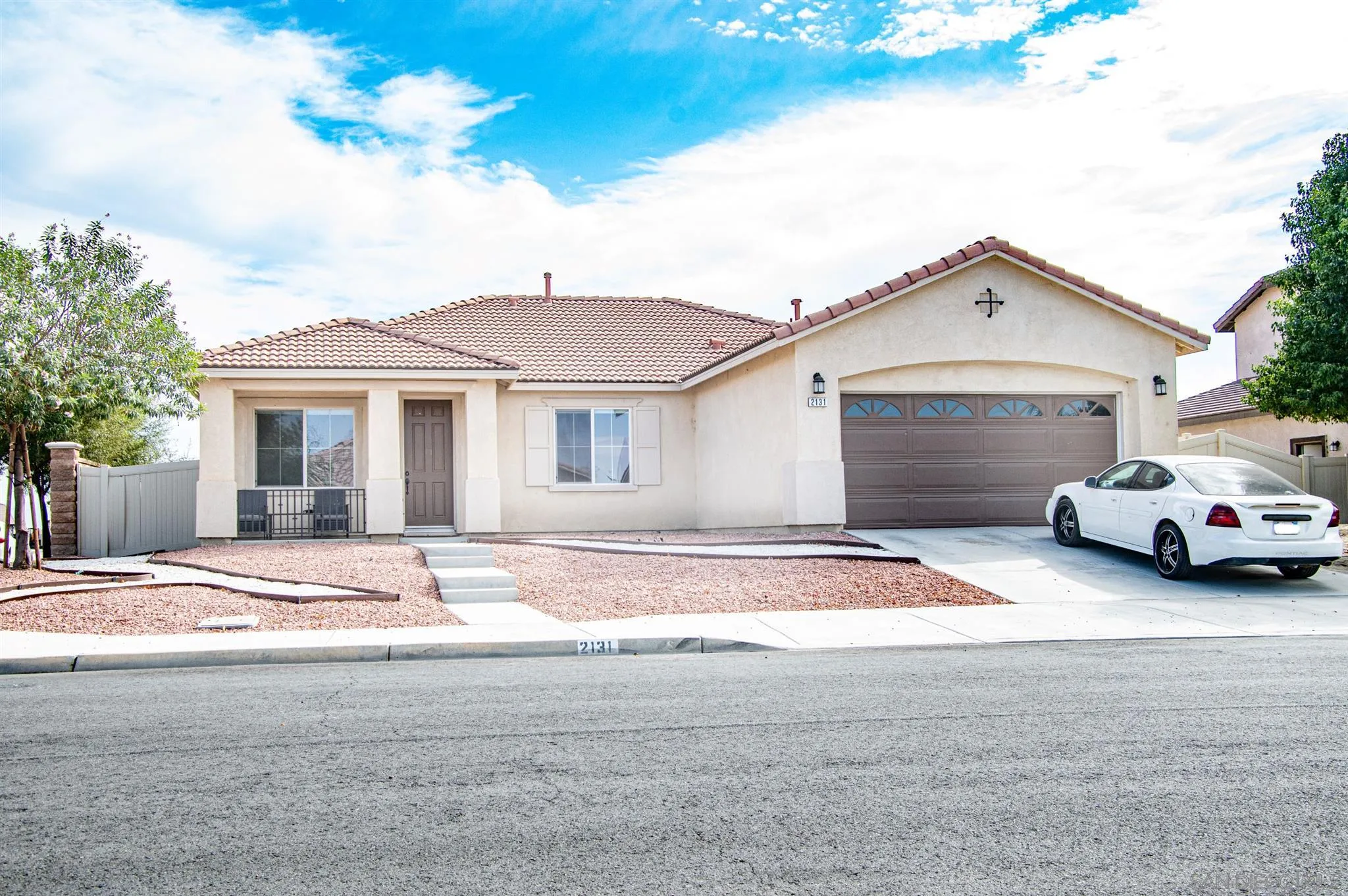 a car parked in front of white house
