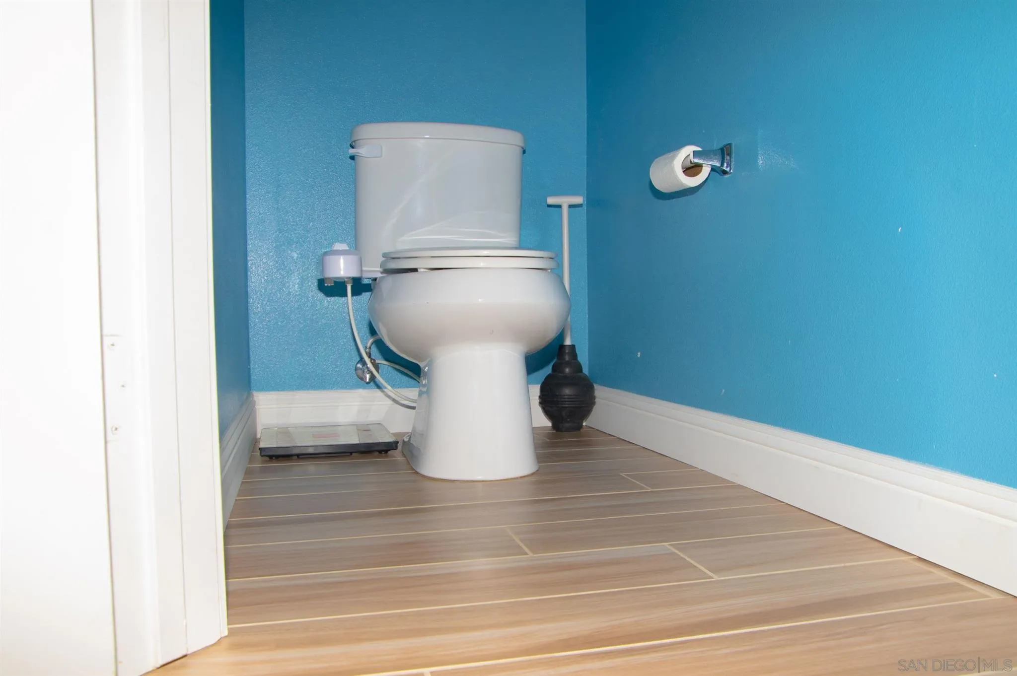 2131 Canvas Way San Jacinto, CA 92582 - Photo 20 of 36 a bathroom with a sink and toilet