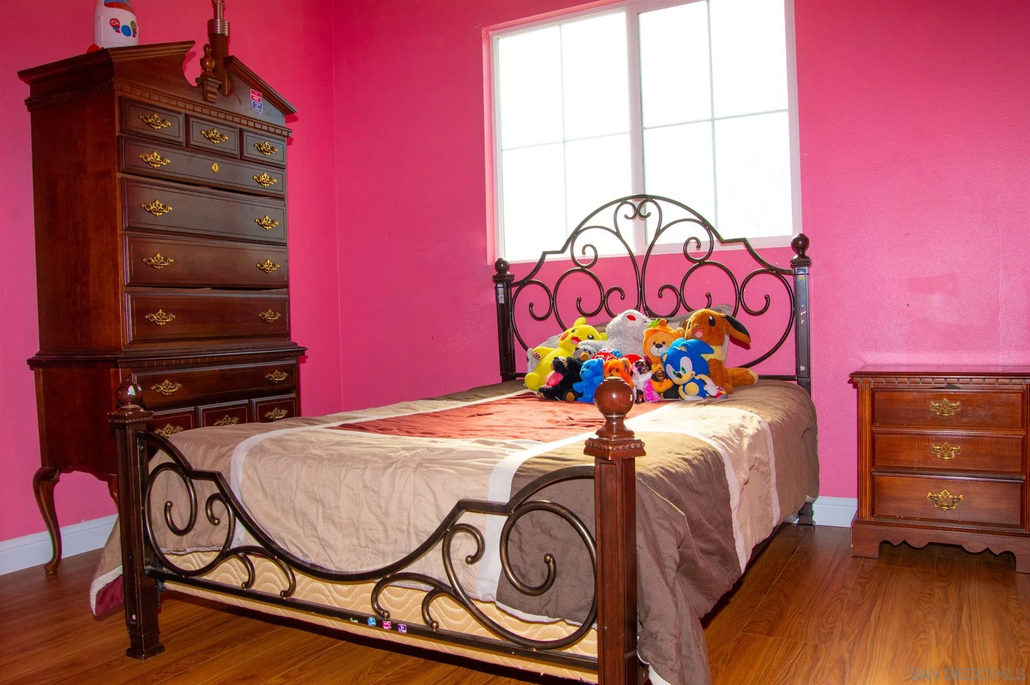 2131 Canvas Way San Jacinto, CA 92582 - Photo 25 of 36 a bed sitting in a bedroom next to a window