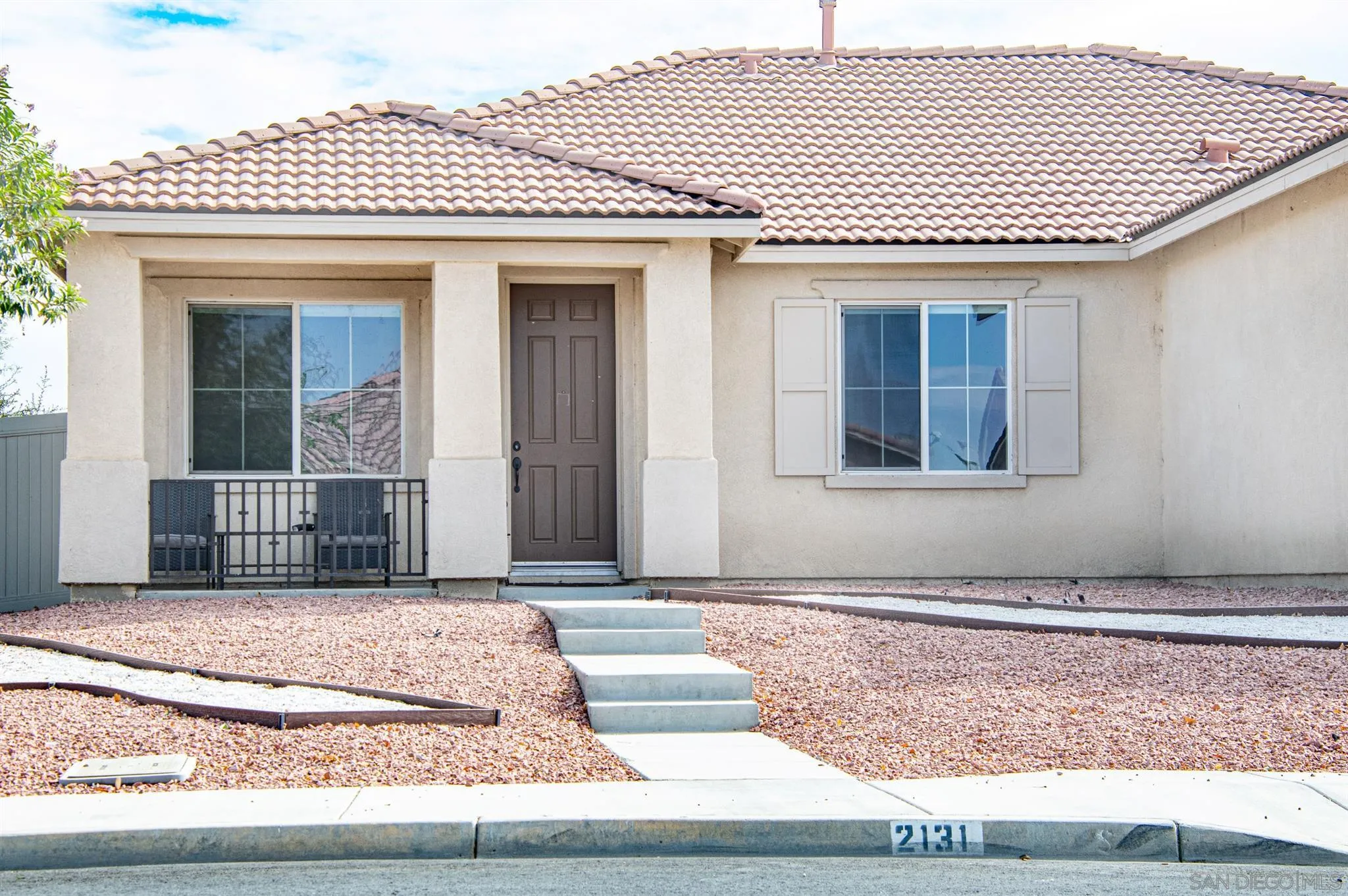 2131 Canvas Way San Jacinto, CA 92582 - Photo 4 of 36 a front view of a house
