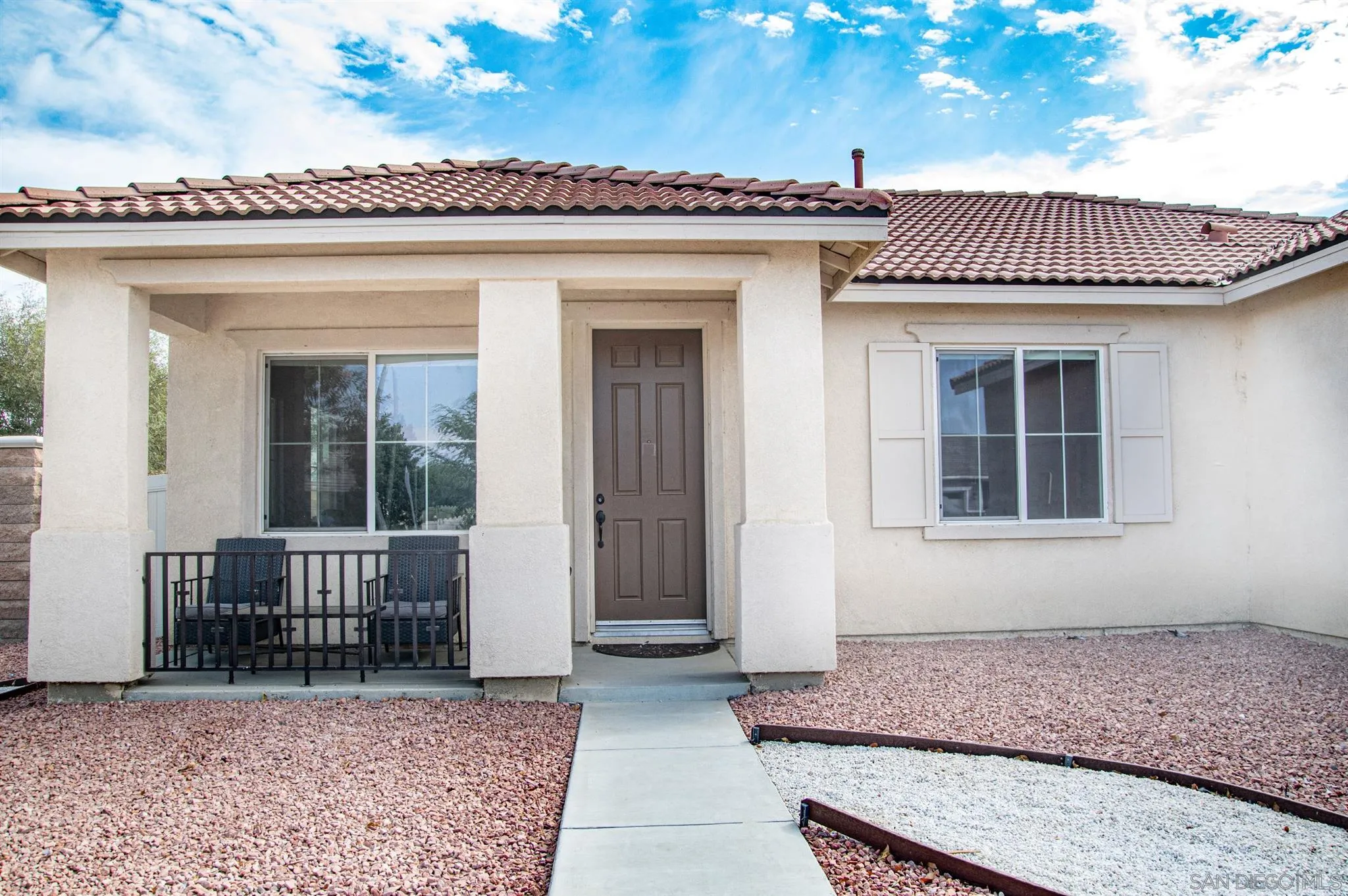 2131 Canvas Way San Jacinto, CA 92582 - Photo 5 of 36 a front view of a house
