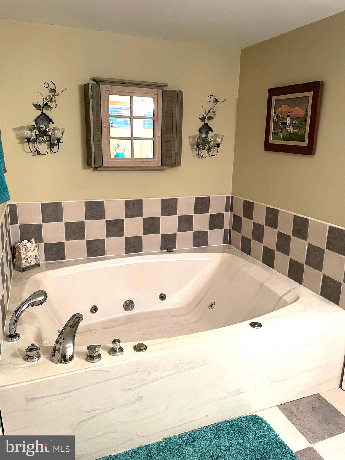 1918 Poplar Road Essex, MD 21221 - Photo 30 of 40 Large Jacuzzi Tub