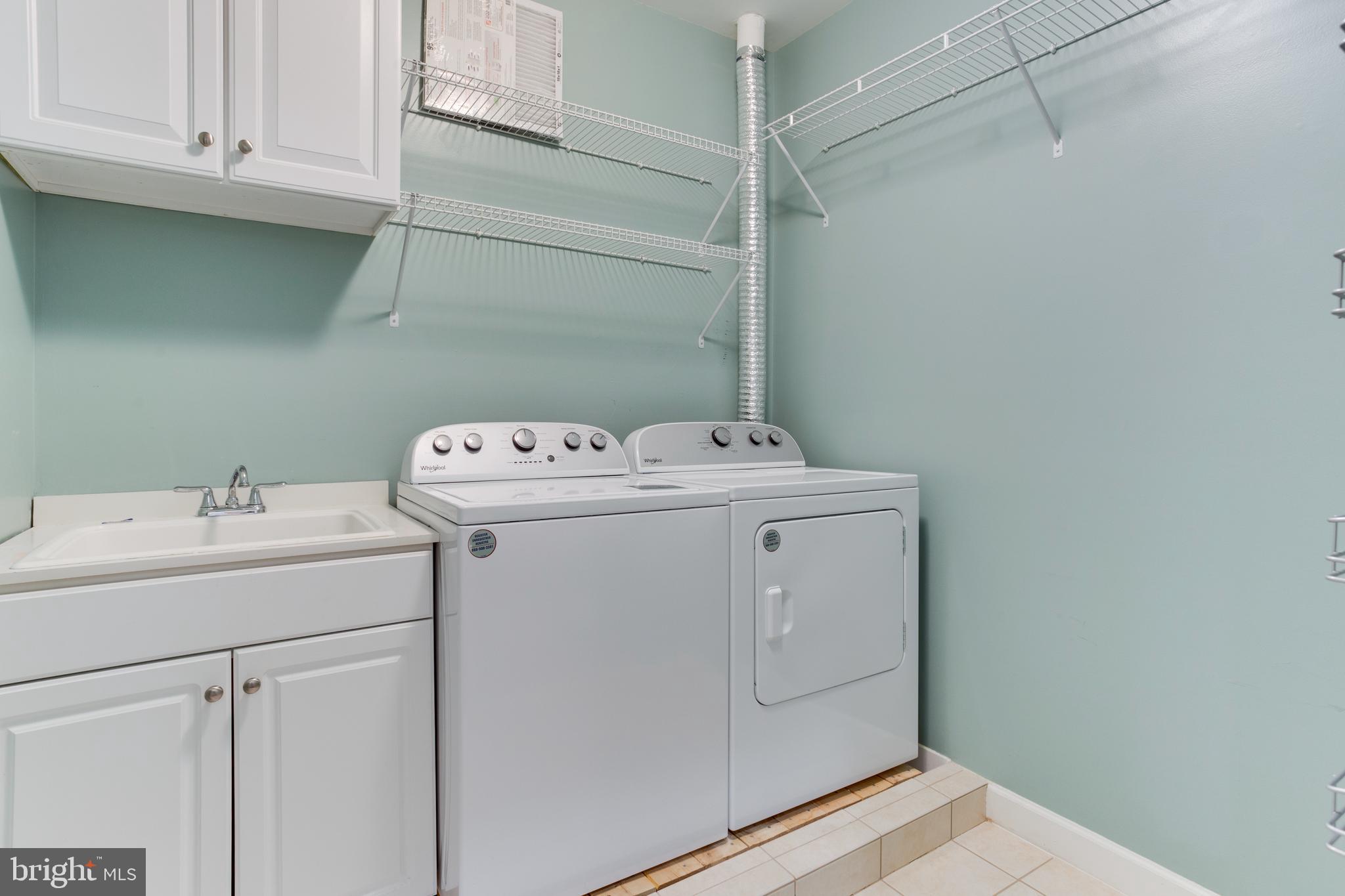 18353 Fairway Oaks Square Leesburg, VA 20176 - Photo 33 of 50 a utility room with dryer and washer