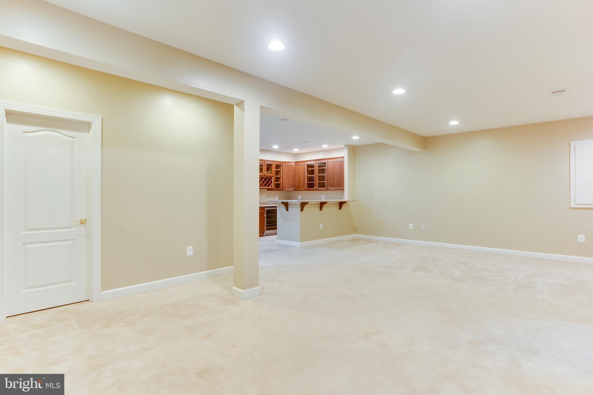 18353 Fairway Oaks Square Leesburg, VA 20176 - Photo 46 of 50 a view of a livingroom with a furniture