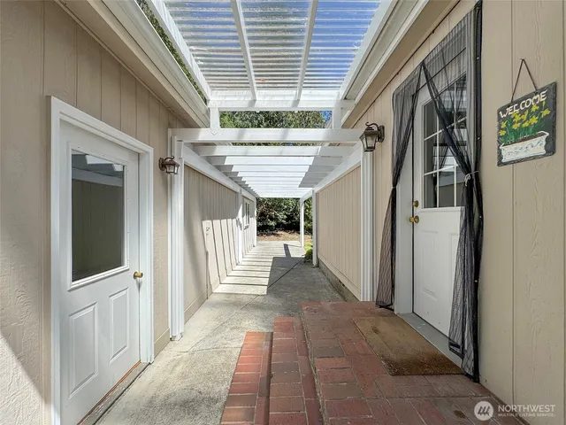 a view of a livingroom with furniture