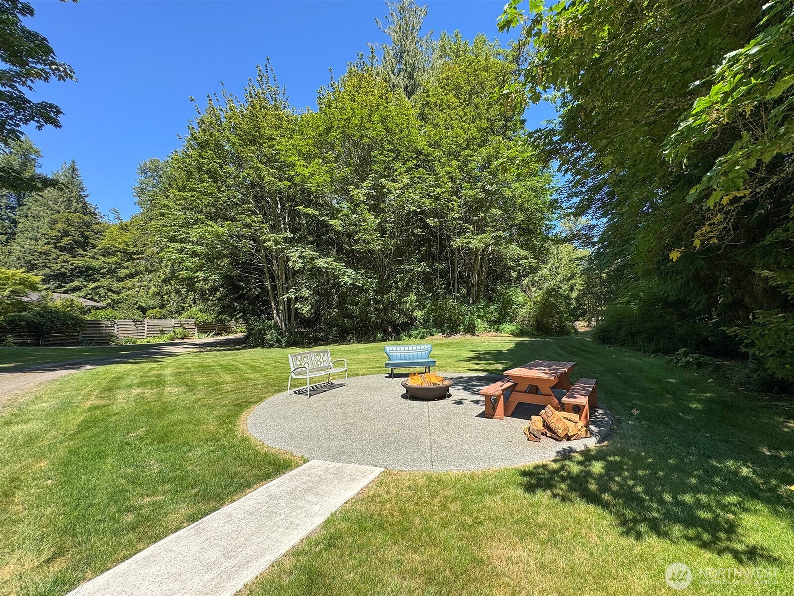 77 Rd Less Traveled Way Sequim, WA 98382 - Photo 38 of 40 a backyard of a house with table and chairs