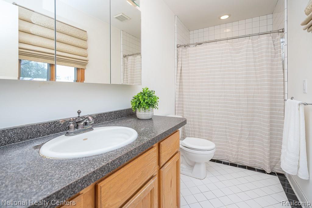 1637 Rowe Road Milford, MI 48380 - Photo 16 of 40 16.jpg