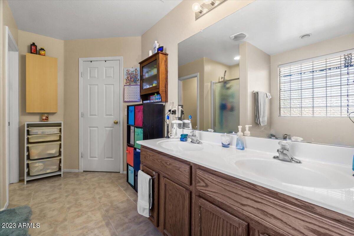 44228 Roth Road Maricopa, AZ 85138 - Photo 32 of 41 32-Jack & Jill Bath