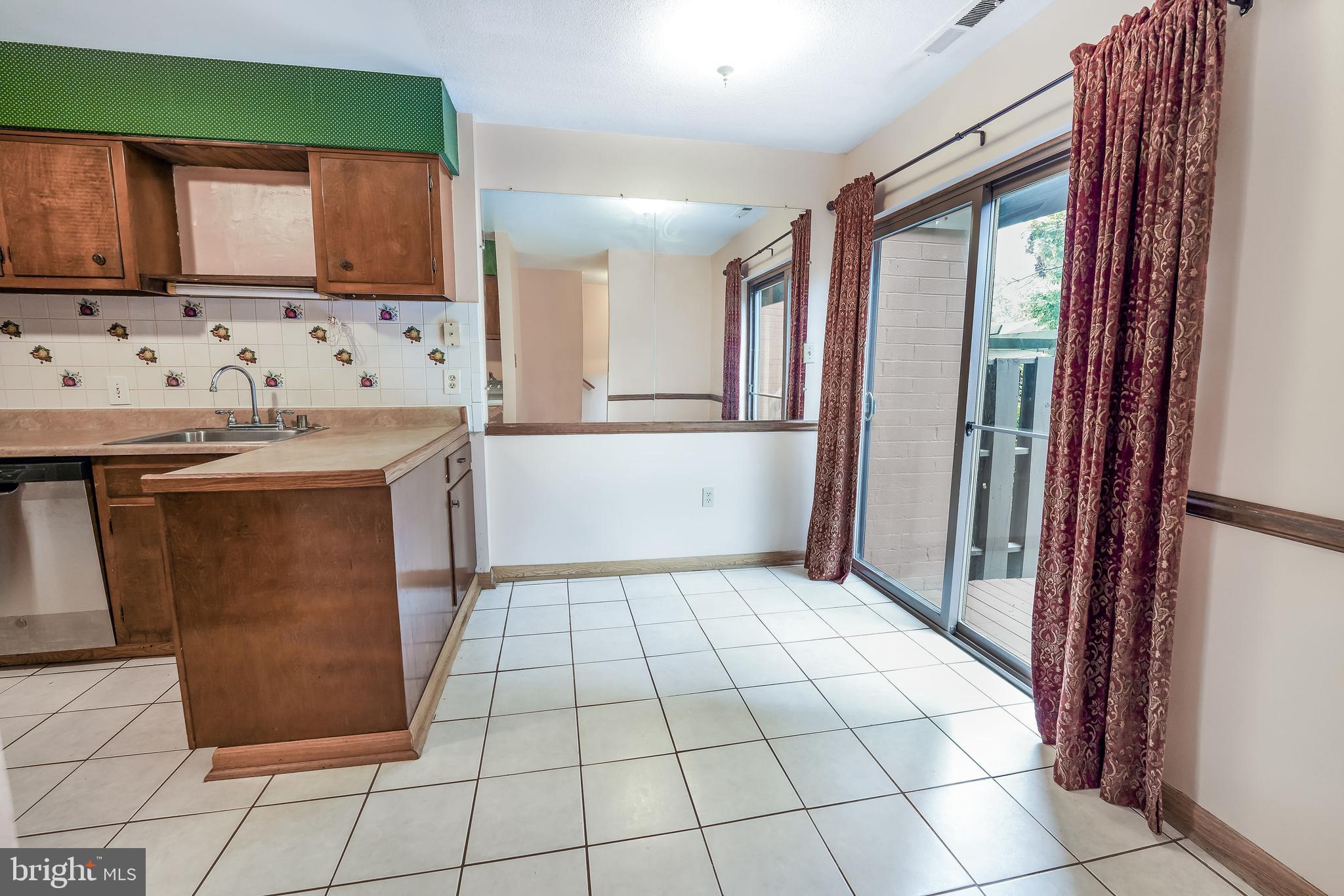 1300 Northgate Square Reston, VA 20190 - Photo 6 of 46 Kitchen with Eat in area