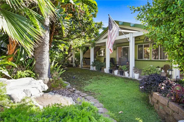 a view of a house with backyard and garden