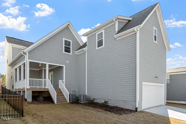 a view of backyard of the house