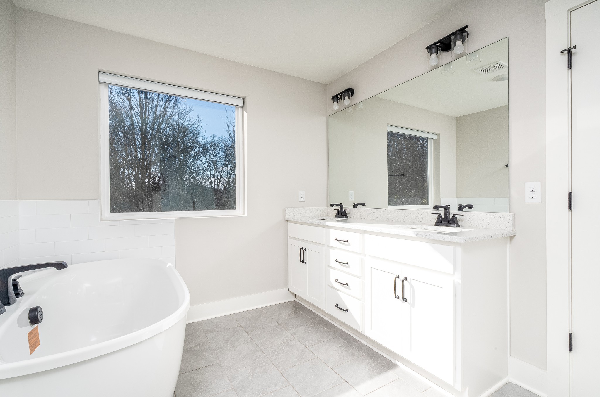873 Preston Road Antioch, TN 37013 - Photo 22 of 36 a bathroom with a tub a sink and mirror