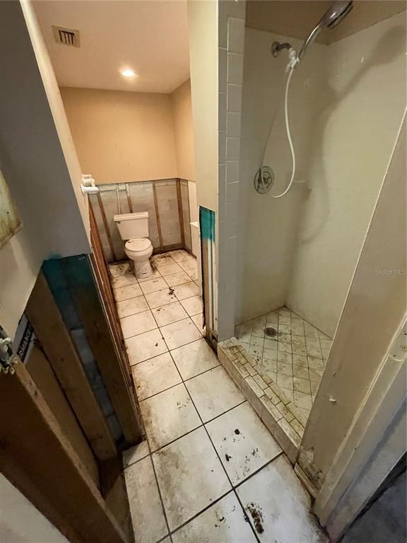 10162 Southwest Riverview Circle Arcadia, FL 34269 - Photo 16 of 21 a bathroom with a sink and a shower