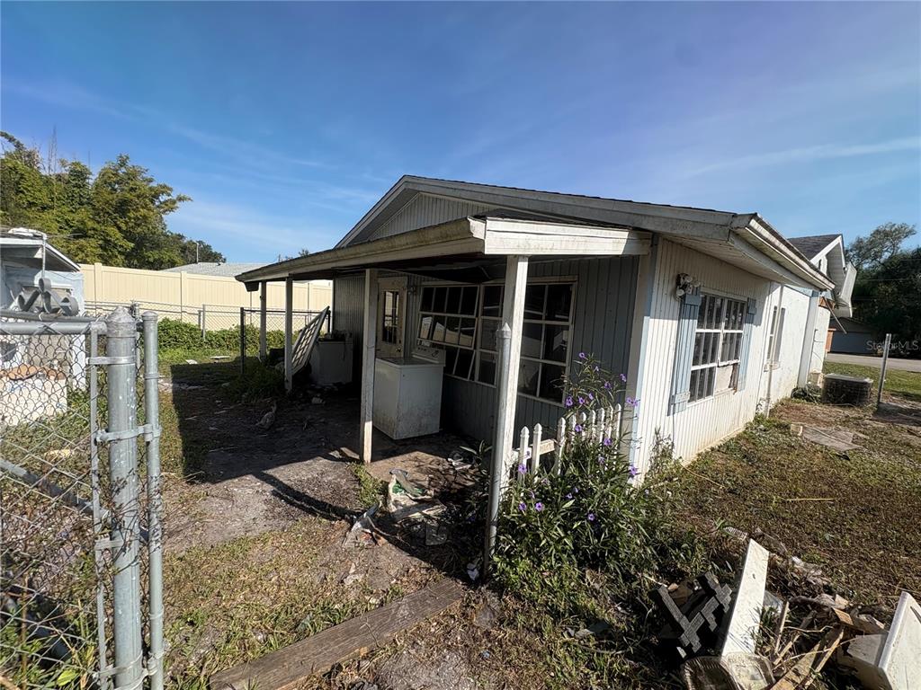10162 Southwest Riverview Circle Arcadia, FL 34269 - Photo 4 of 21 a front view of a house with garden