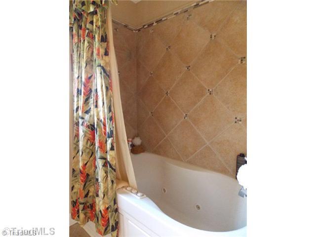 118 Barons Road Clemmons, NC 27012 - Photo 14 of 16 Bath.