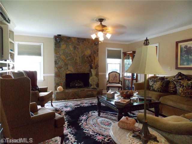 118 Barons Road Clemmons, NC 27012 - Photo 3 of 16 Living Room.