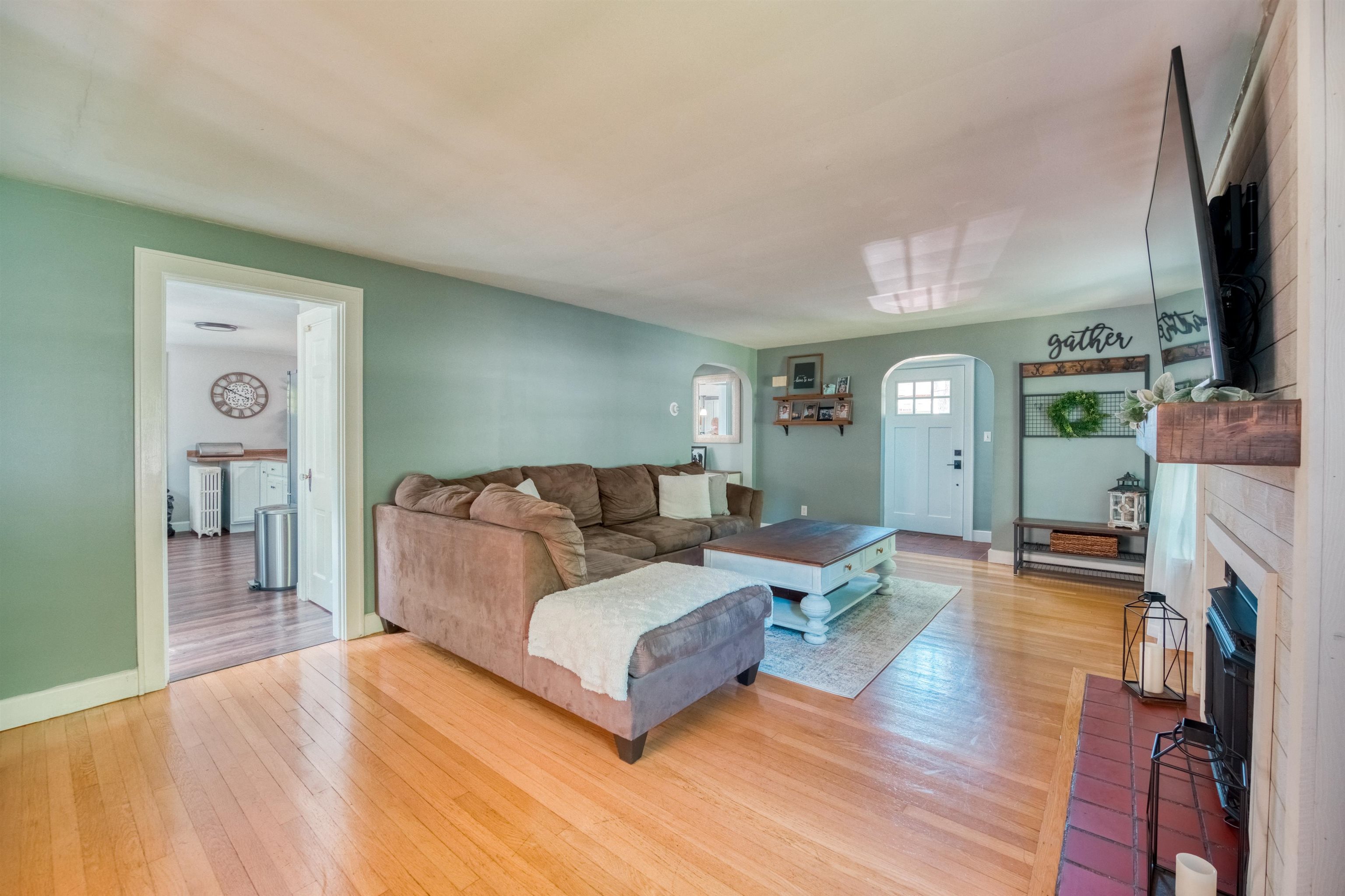 19 Boyd Road Derry, NH 03038 - Photo 5 of 28