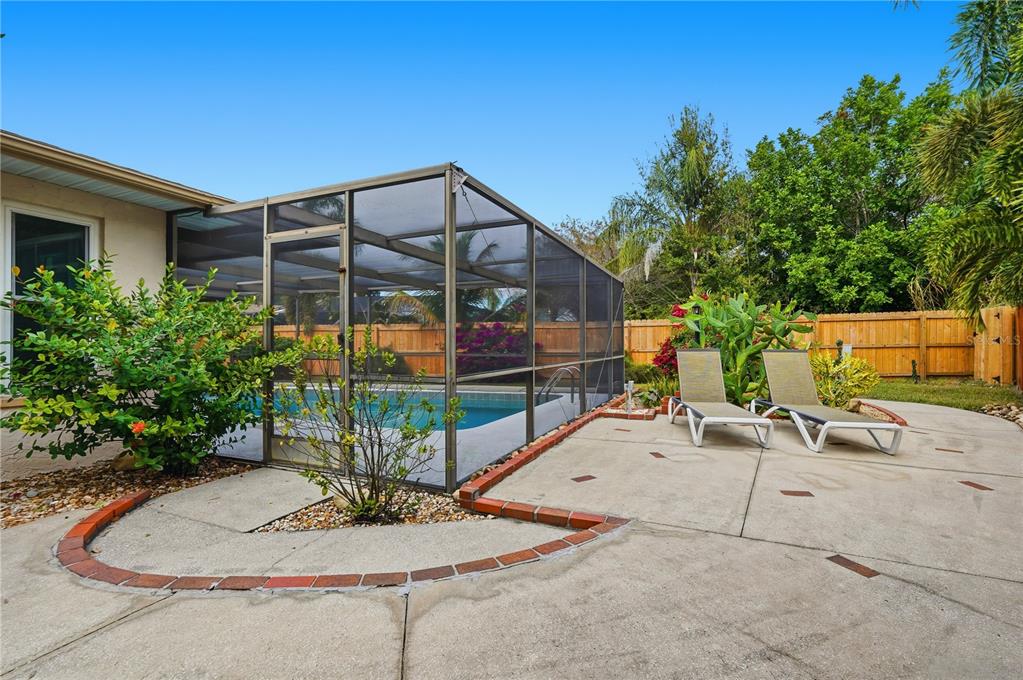 2370 Robyn Court Dunedin, FL 34698 - Photo 26 of 29 a backyard of a house with yard table and chairs