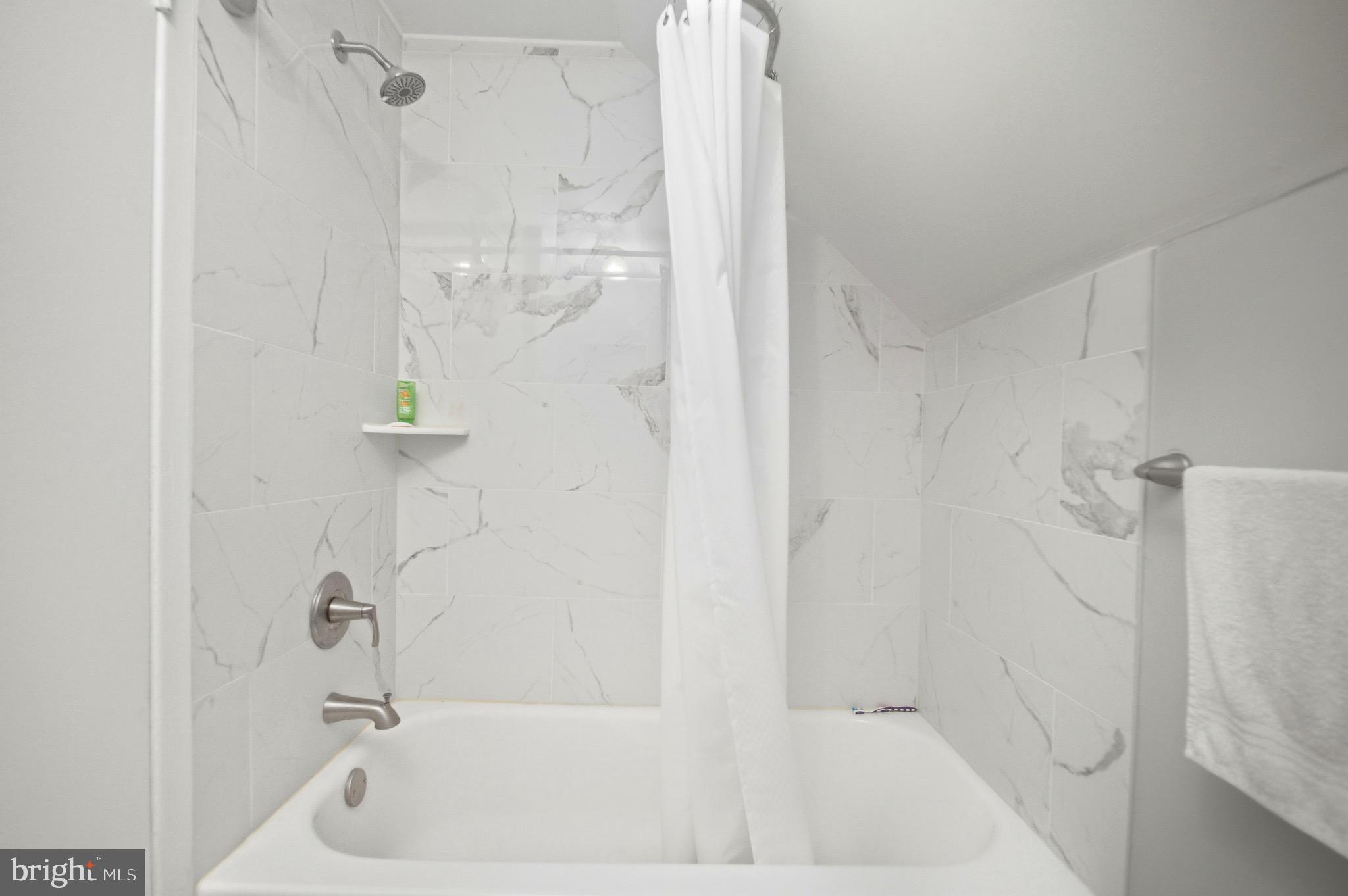 14 Buttercup Lane Willingboro, NJ 08046 - Photo 24 of 26 a bathroom with a bathtub