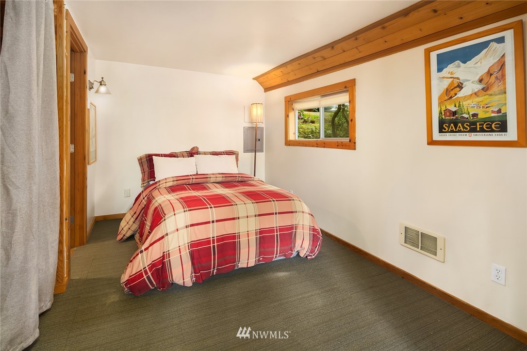 27131 Hake Road Southwest Vashon, WA 98070 - Photo 14 of 16 Gallery Image 14