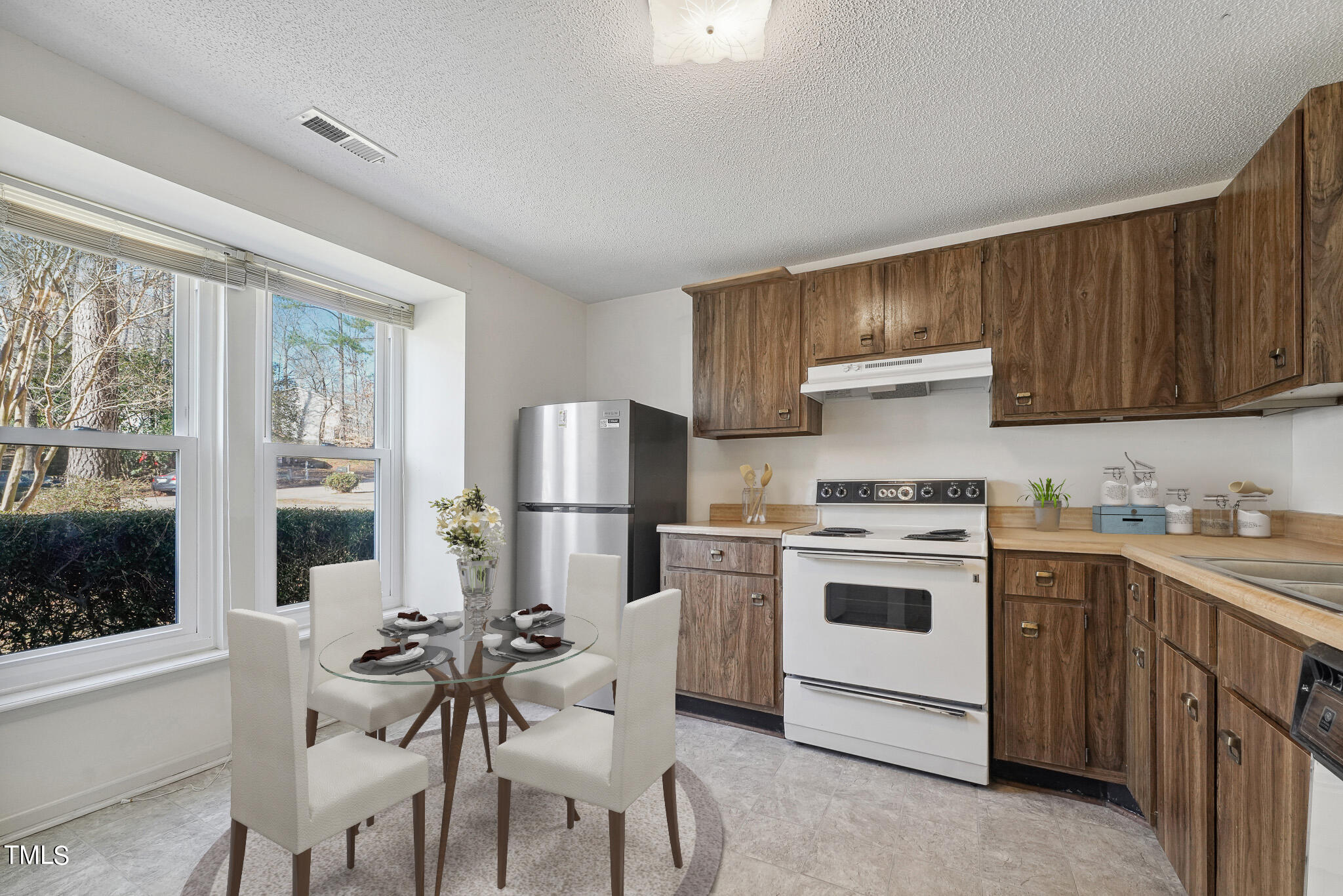 7246 Shellburne Drive Raleigh, NC 27612 - Photo 3 of 19 VS-Eat in Kitchen