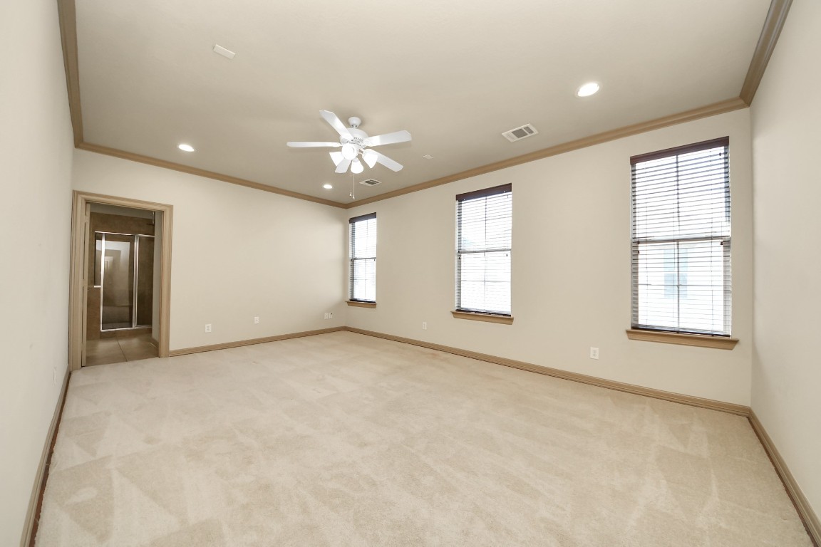 5711 Kiam Street Houston, TX 77007 - Photo 21 of 30 an empty room with windows and ceiling fan