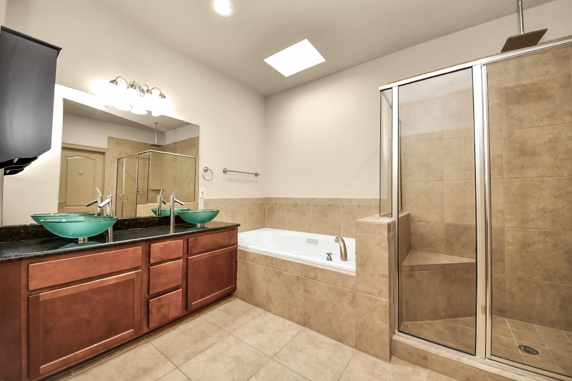 5711 Kiam Street Houston, TX 77007 - Photo 23 of 30 a bathroom with a bathtub and a sink